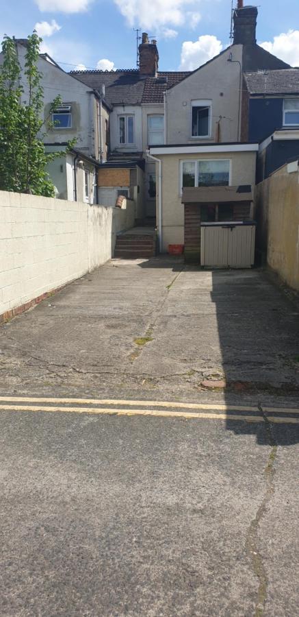 Swindon Home From Home 2 - Entercloud9Sa Exterior foto